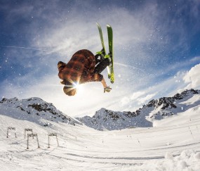 【开云体育app】跨界联动引热议，传奇球星詹姆斯展示鬼灭之刃主题收藏，球迷惊叹其二次元情怀