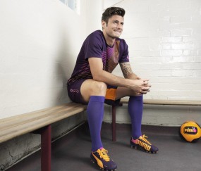 开云体育|意甲赛场突发意外 斯佩齐亚支持者跌落看台间隙生命垂危